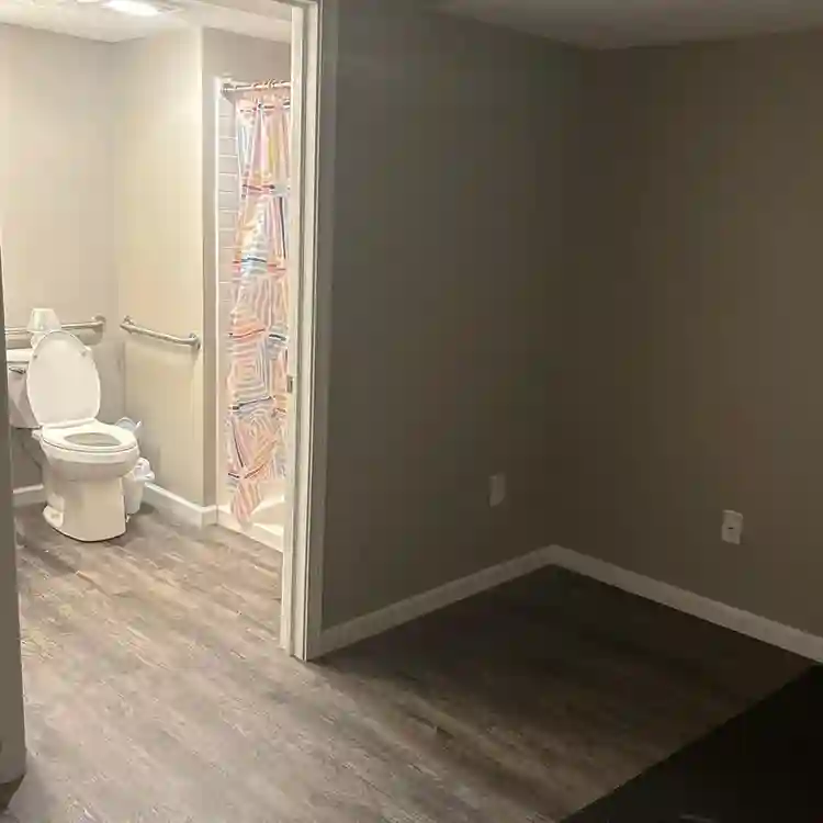 Walk-in closet w/private restroom