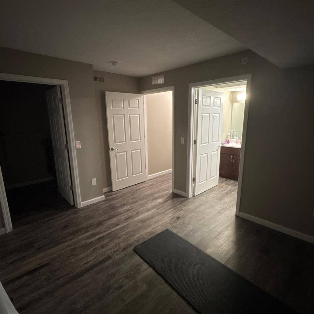 Walk-in closet w/private restroom