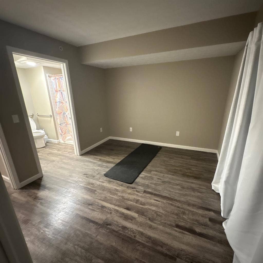 Walk-in closet w/private restroom
