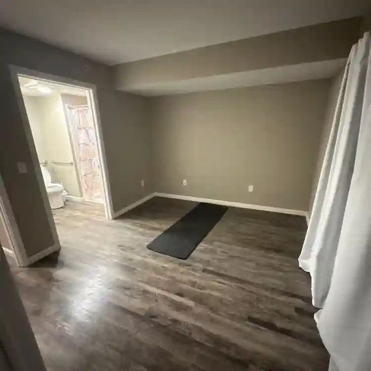 Walk-in closet w/private restroom
