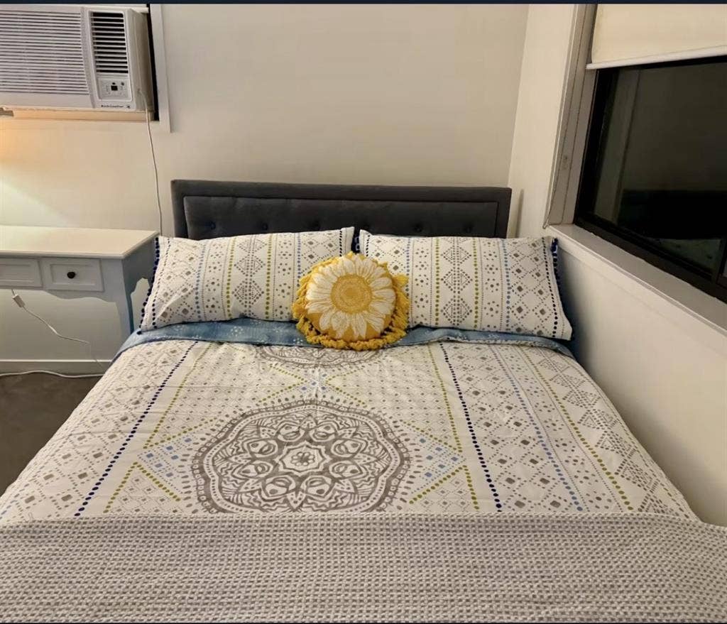 Available now room in Carrara