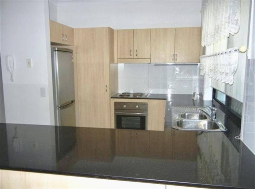 Available now room in Carrara