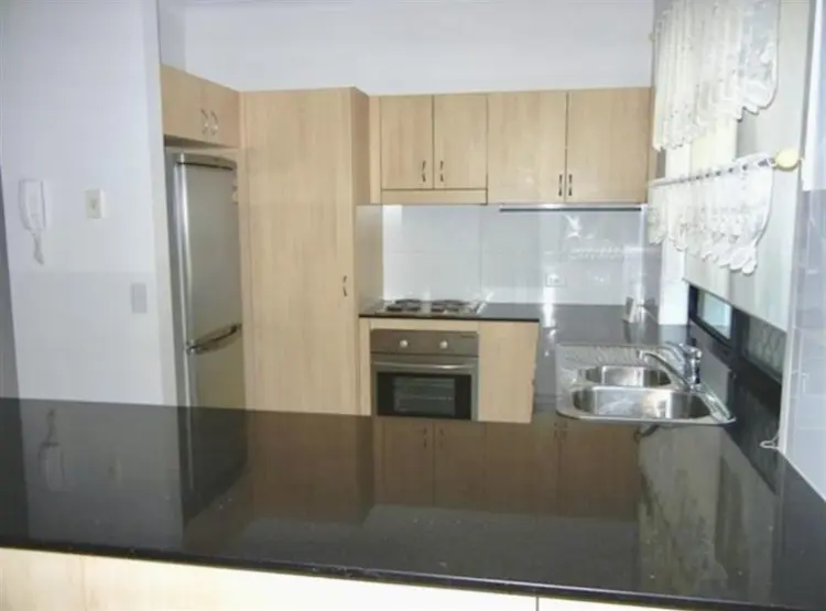 Available now room in Carrara