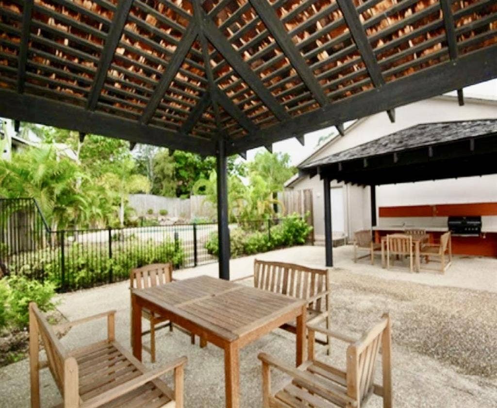 Available now room in Carrara