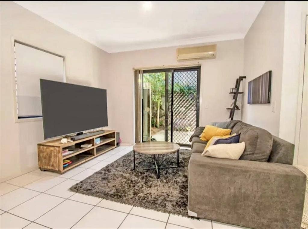 Available now room in Carrara