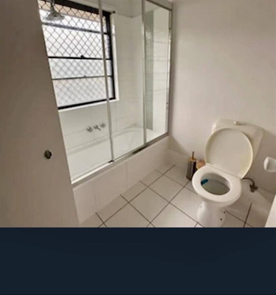 Available now room in Carrara