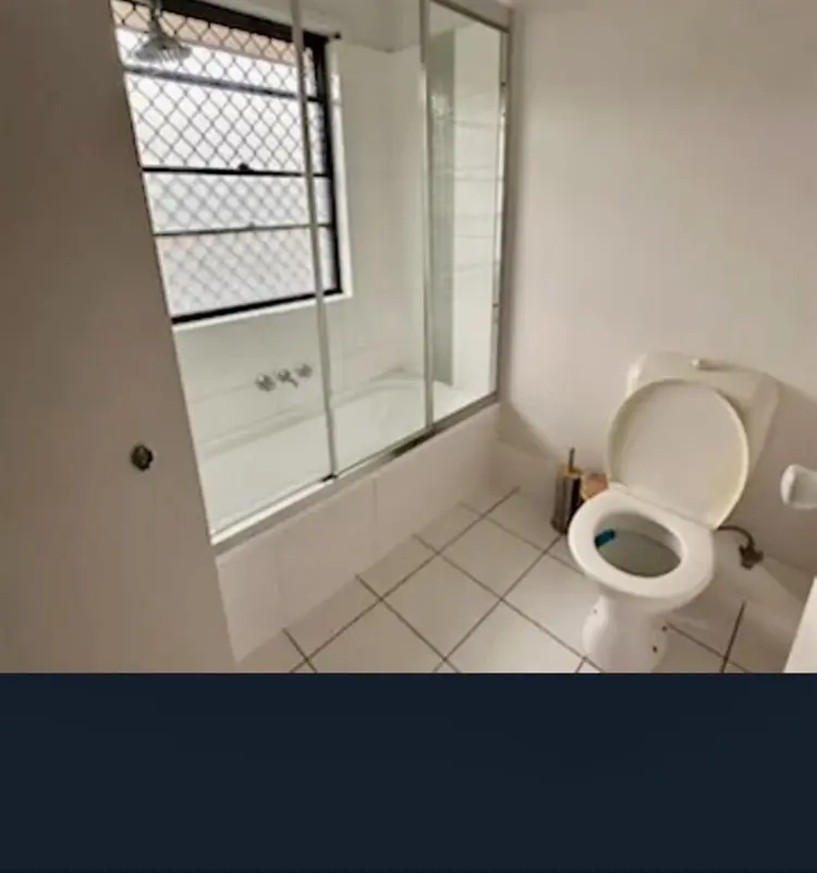 Available now room in Carrara
