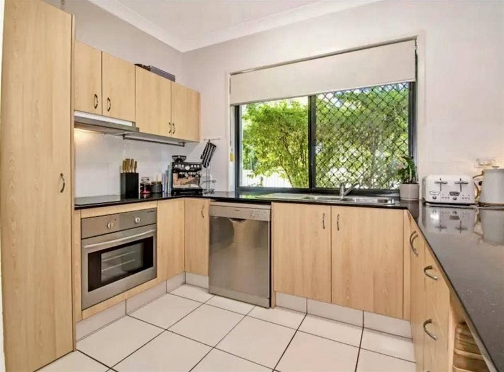 Available now room in Carrara