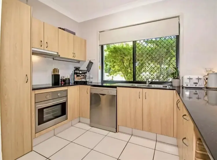 Available now room in Carrara