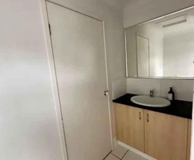 Available now room in Carrara