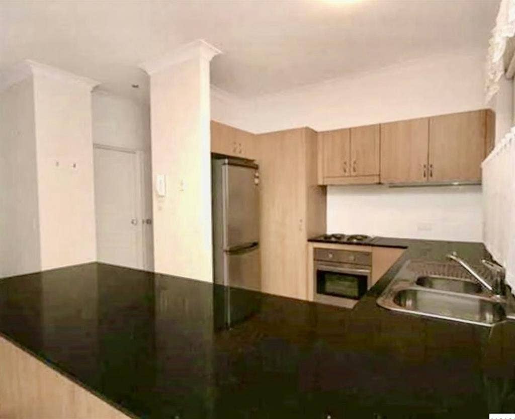 Available now room in Carrara