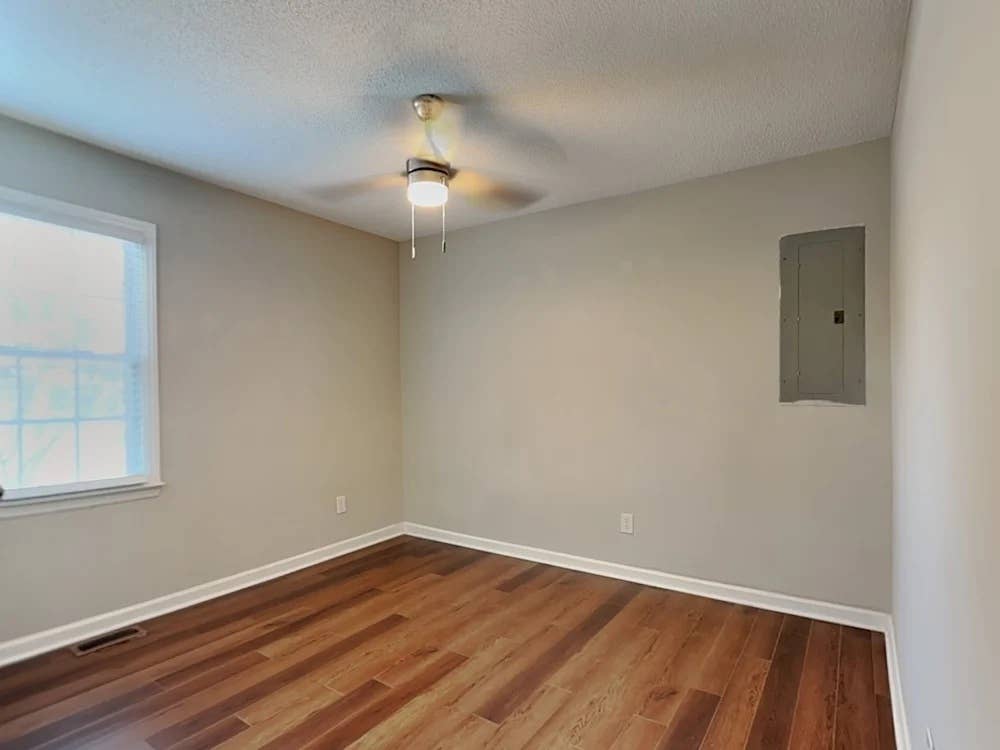 Roommates needed