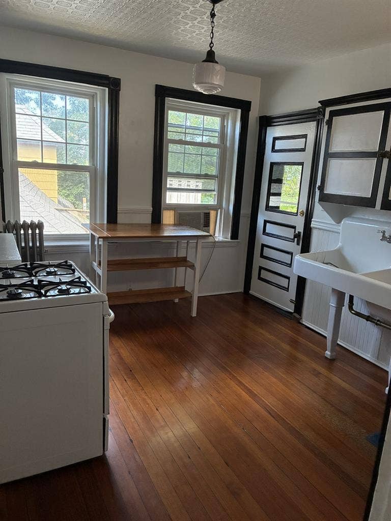 Looking for female roommate