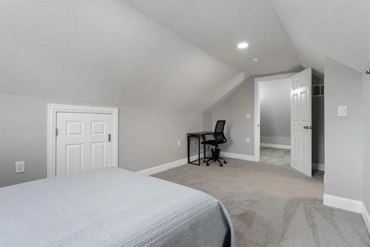 Private Workspace + Huge Closet
