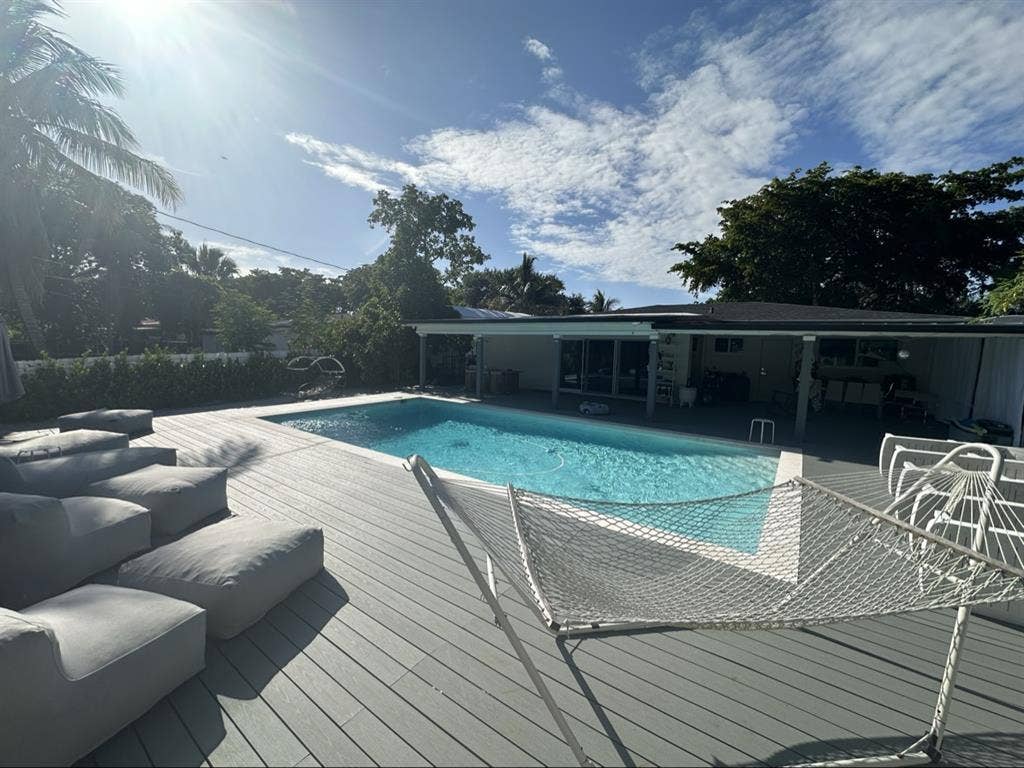 Private Room w/ Pool in Miami