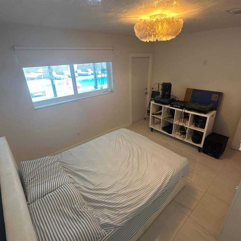 Private Room w/ Pool in Miami