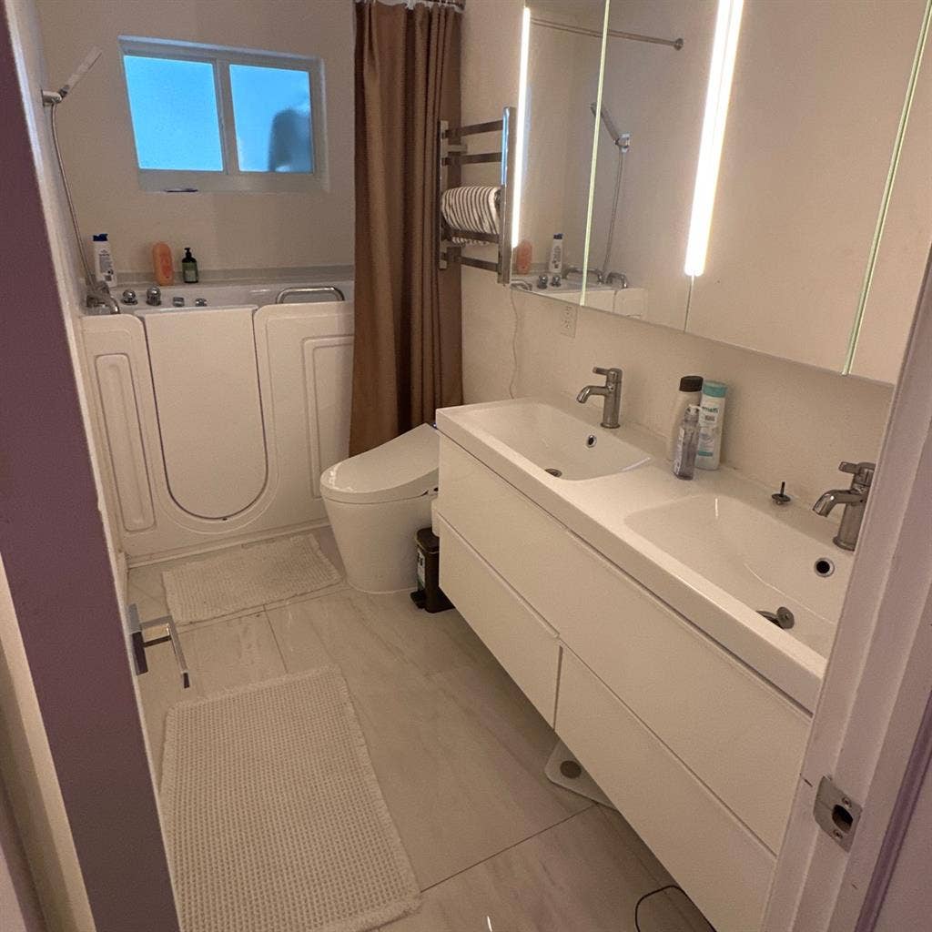 Private Room w/ Pool in Miami