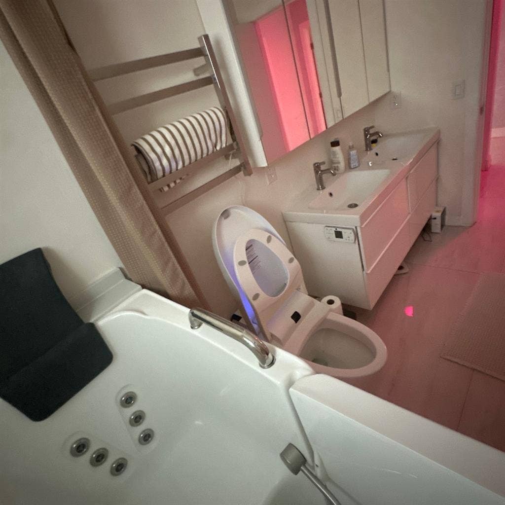 Private Room w/ Pool in Miami