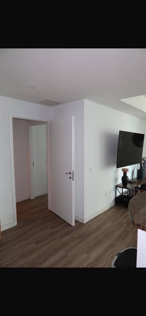 Looking for a Roomate brickell!