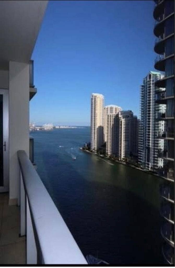 Looking for a Roomate brickell!