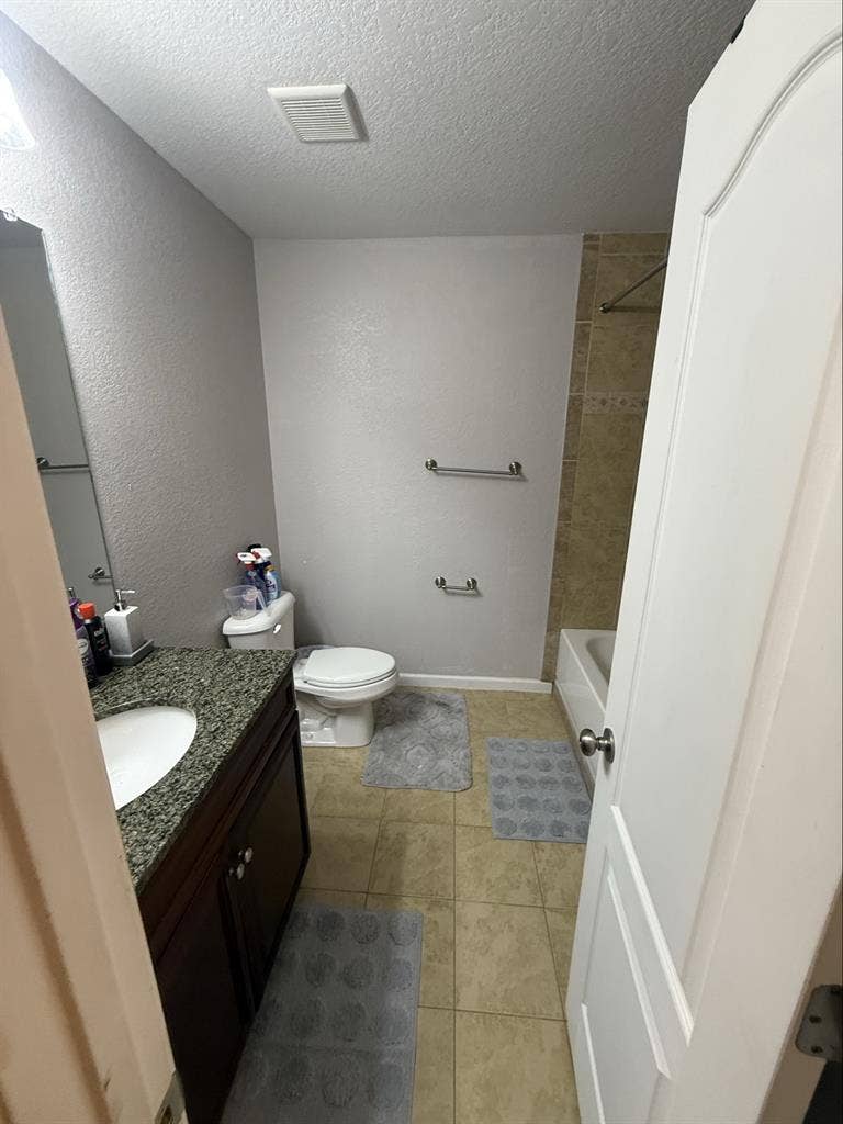 Room w/ shared bathroom Utl. Includ