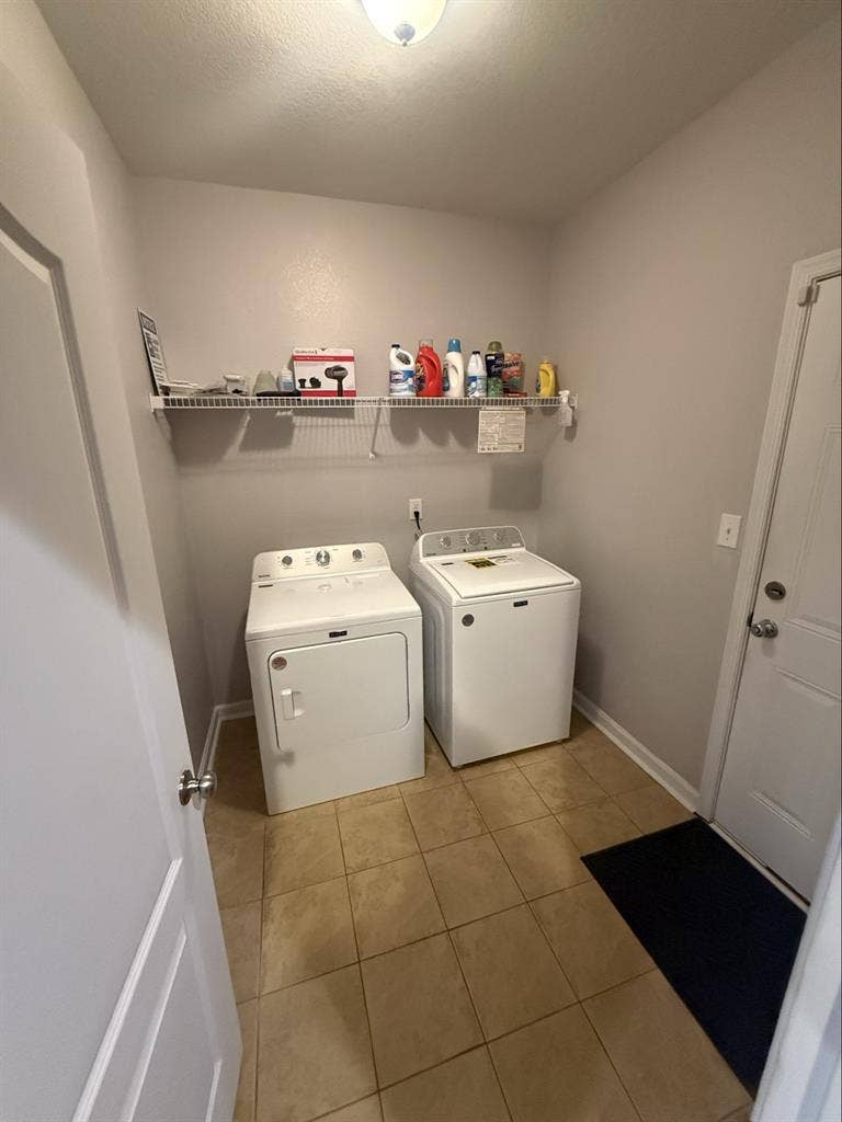 Room w/ shared bathroom Utl. Includ