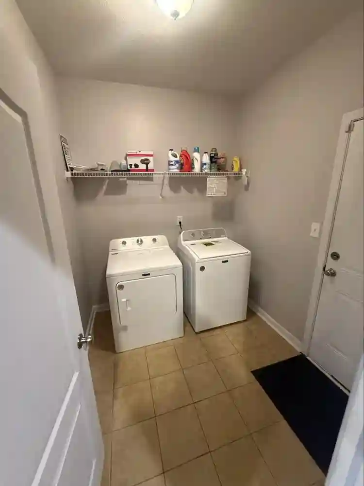 Room w/ shared bathroom Utl. Includ