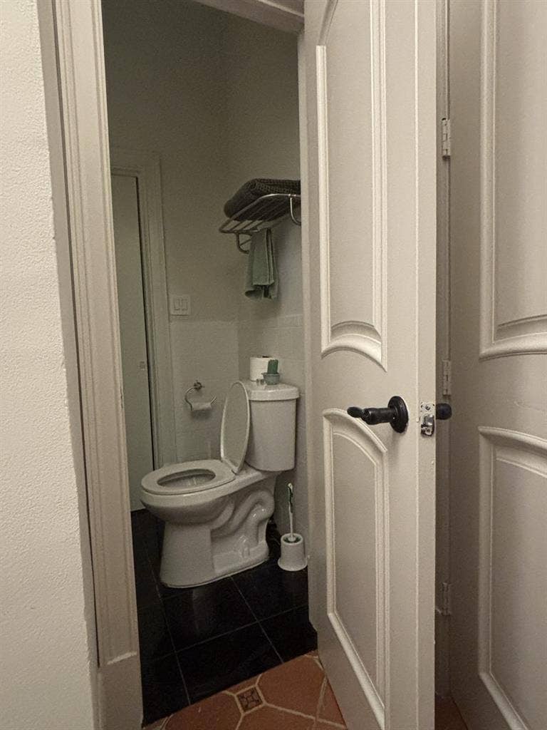Room w 2 cool Women Nice Hood