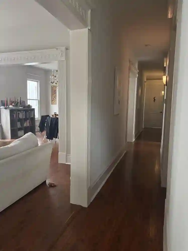 Room w 2 cool Women Nice Hood