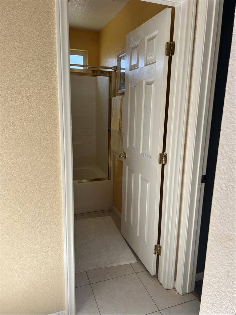 1 Bdm & 1 private bath!