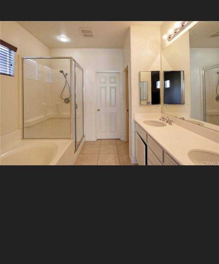 Master bedroom w/walk in closet