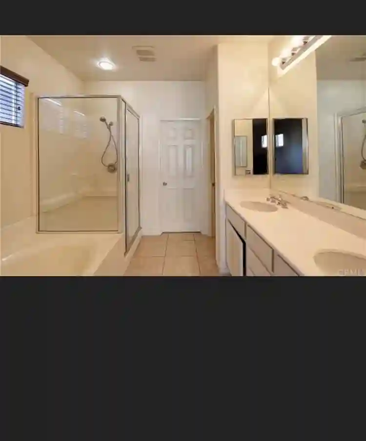 Master bedroom w/walk in closet