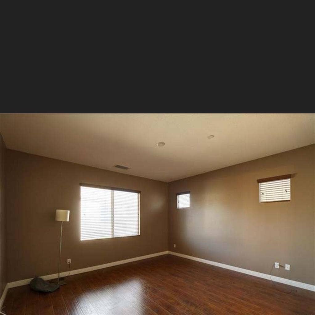 Master bedroom w/walk in closet