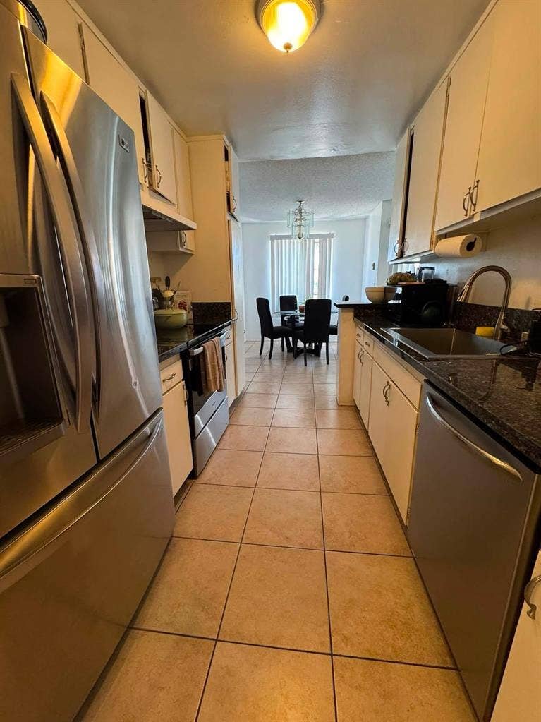 Looking for a Female Roomate