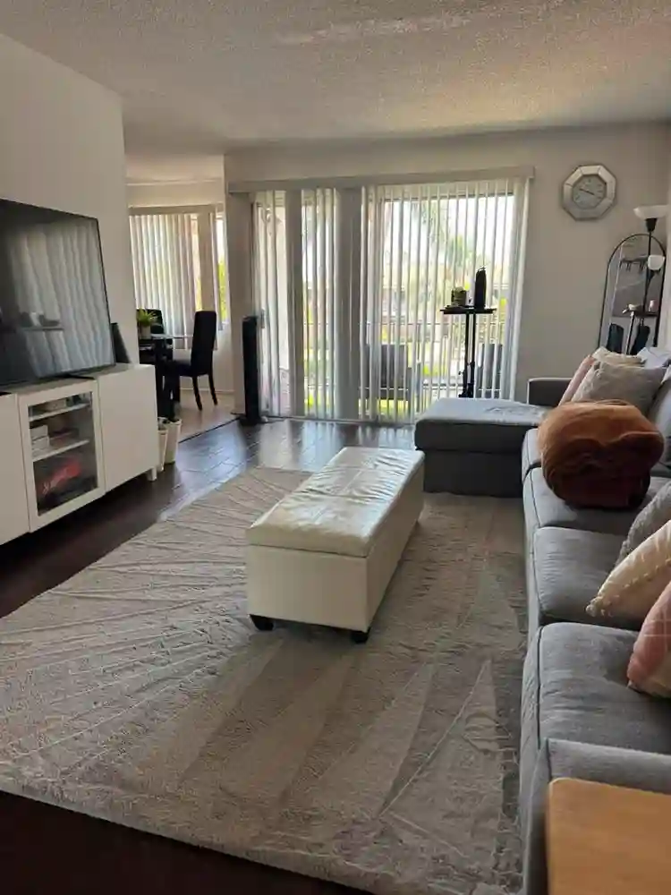 Looking for a Female Roomate