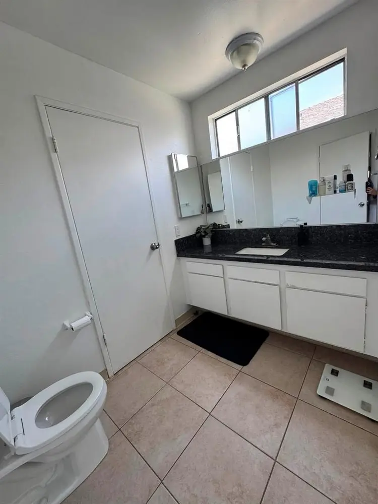 Looking for a Female Roomate