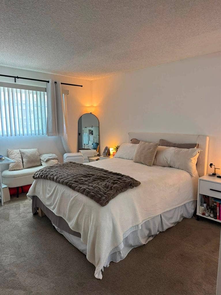 Looking for a Female Roomate
