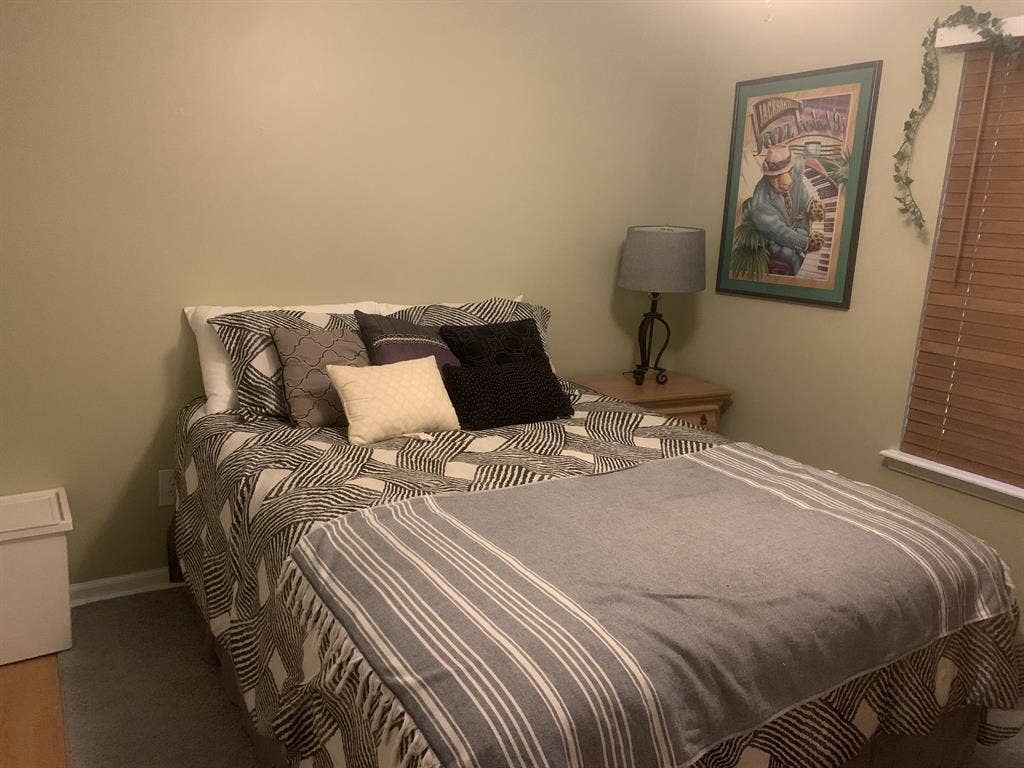 Roommate Wanted - Kernan Blvd.