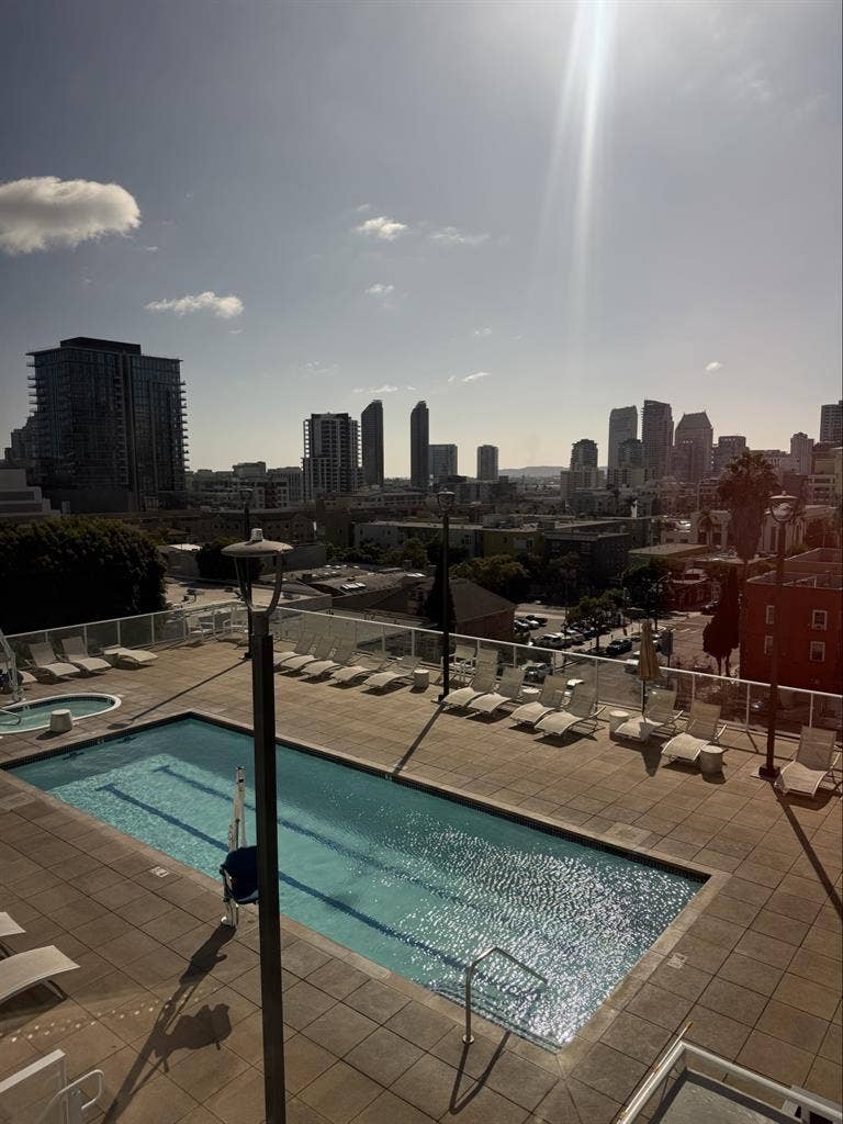 Highrise w/ en-suite bathroom ☀️