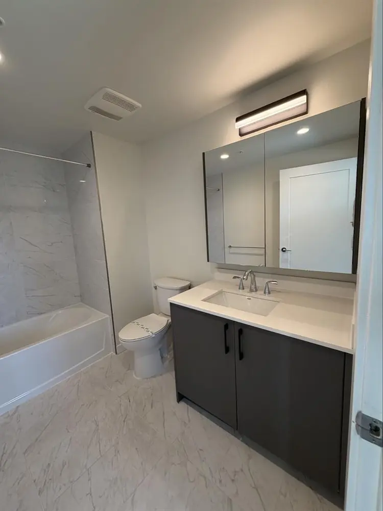 Highrise w/ en-suite bathroom ☀️