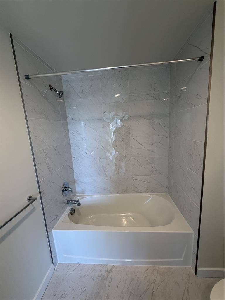 Highrise w/ en-suite bathroom ☀️