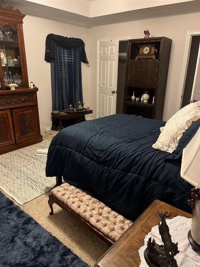Large room for rent with 1/2 bath