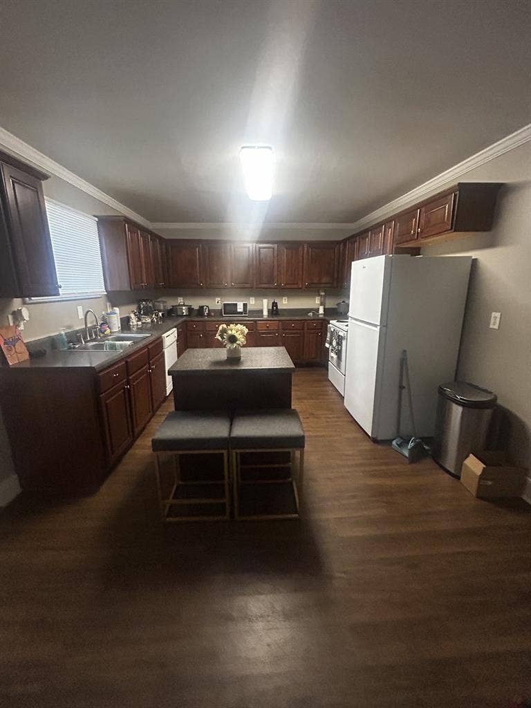 300 weekly private bathroom in room