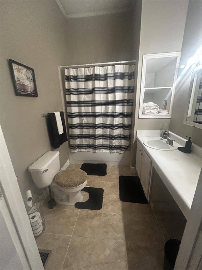 300 weekly private bathroom in room