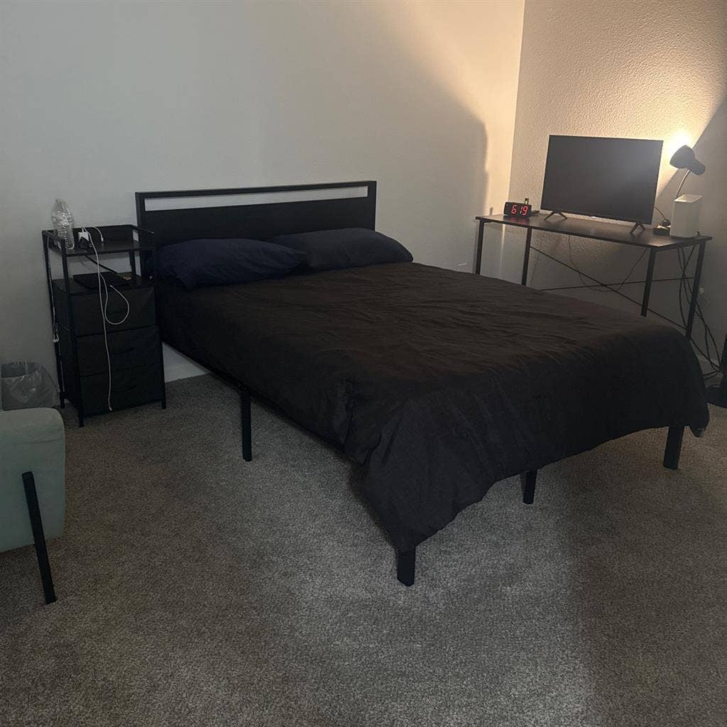 Bedroom for rent.