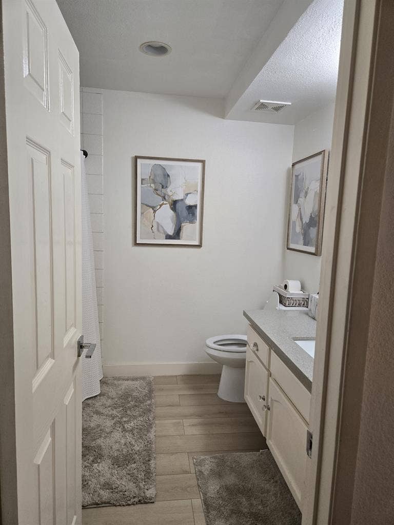 Looking for long term female roomma