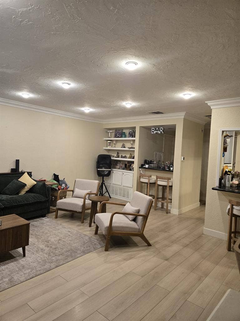 Looking for long term female roomma