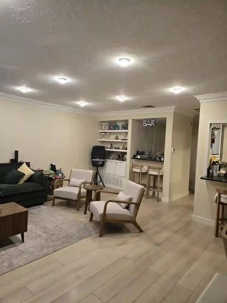 Looking for long term female roomma