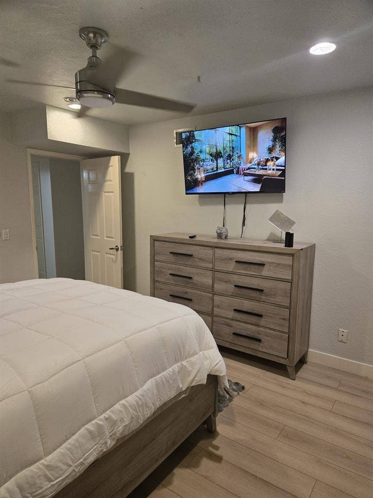 Looking for long term female roomma