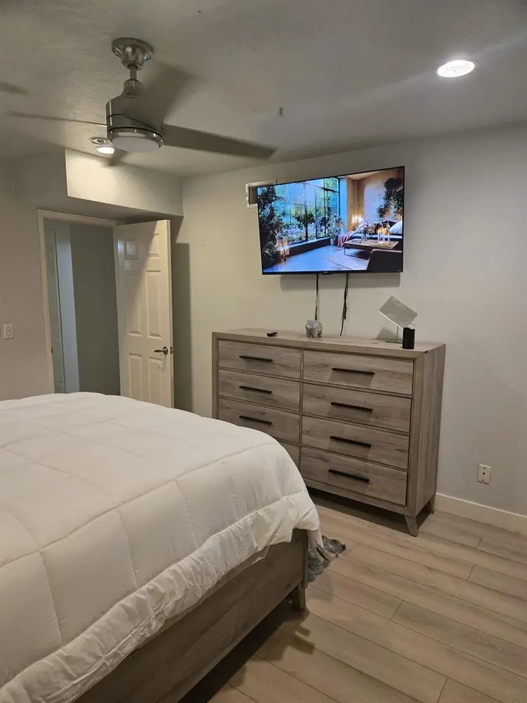 Looking for long term female roomma